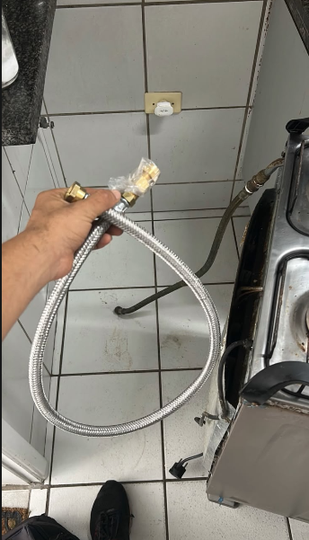 Mangueira flexível de gás nova pronta para substituição no fogão